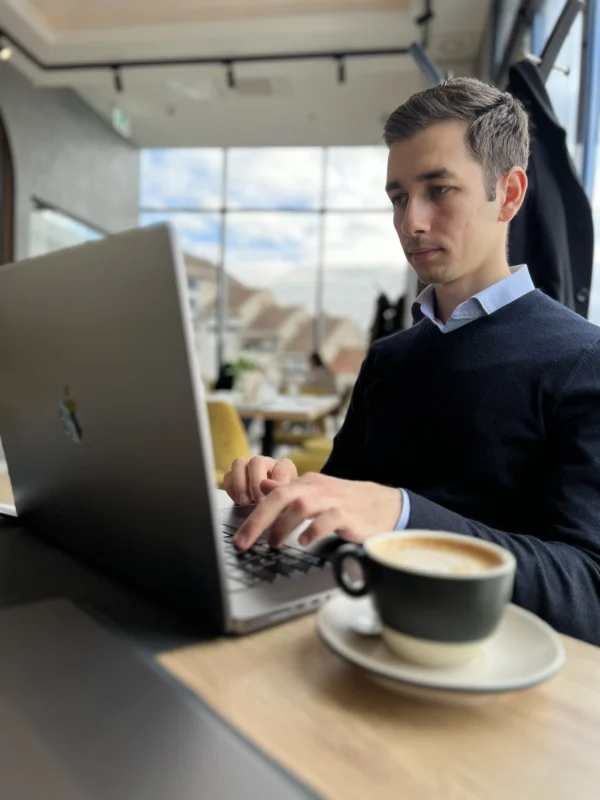 Una dintre cele mai frecvente greșeli pe care le fac antreprenorii la început (și nu numai) este să investească în marketing fără să știe exact ce problemă încearcă să rezolve.

„Am nevoie de Facebook Ads.”
„Toată lumea e pe TikTok, hai și noi.”
„Ne trebuie SEO, că așa zic toți.”

Realitatea este că marketingul nu este despre canale, ci despre sisteme care susțin creșterea unui business.

În acest articol vei învăța:

cum să identifici nevoile reale de marketing ale afacerii tale,

ce tactici merită să prioritizezi ca small business owner,

și cum să eviți risipa de bugete pe lucruri care „sună bine”, dar nu aduc rezultate.